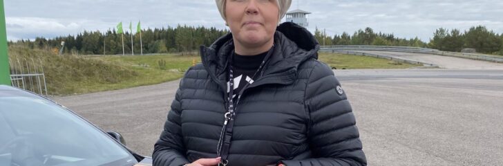 tjej testar elbilsdäck