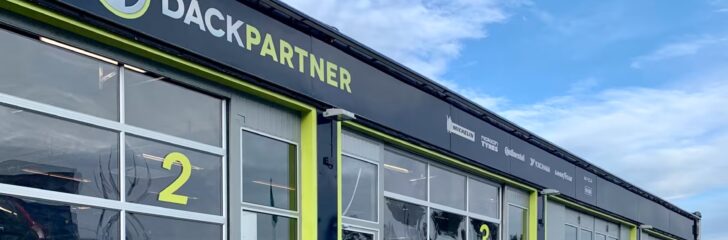 utsidan på en däckpartner däckverkstad