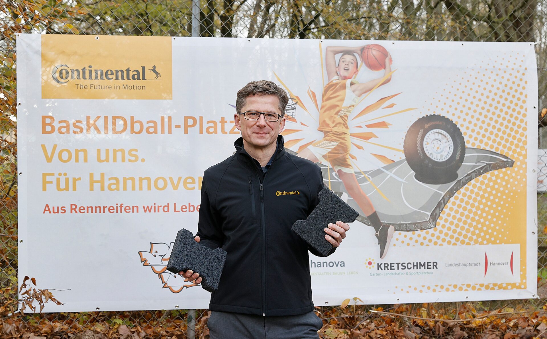 Återvunna däck blir basketplan
