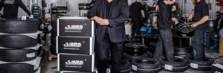 ABS Wheels VD Andie Lahdo med däck montörer i bakgrunden