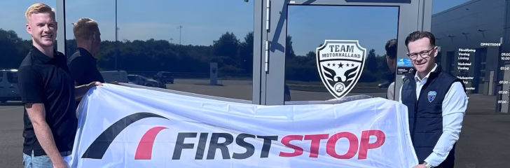 Motorhalland Halmstad Simon o David med FST-flagga, pressrelease