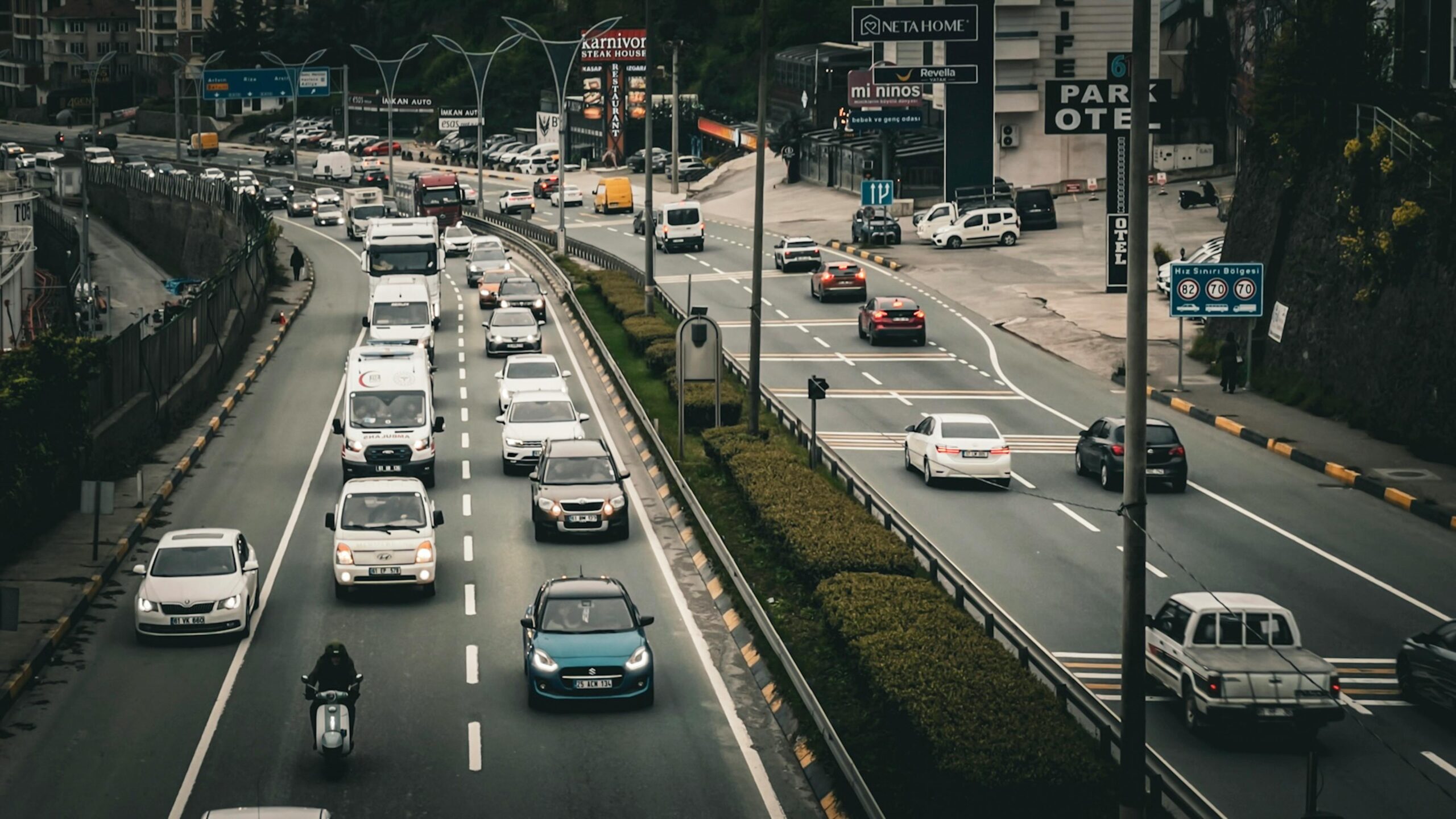 Personbilar driver upp k&ouml;rstr&auml;ckorna 2025