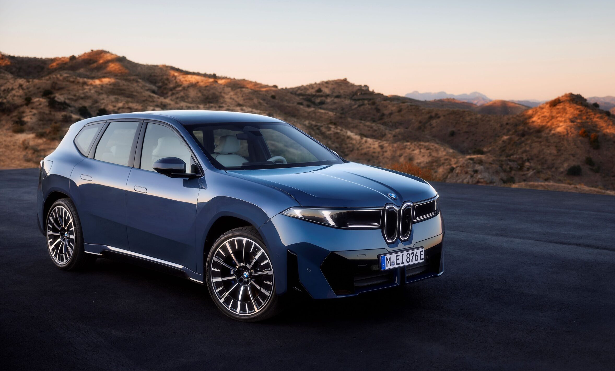 P90615621_highRes_the-new-bmw-ix3-50-x_lr