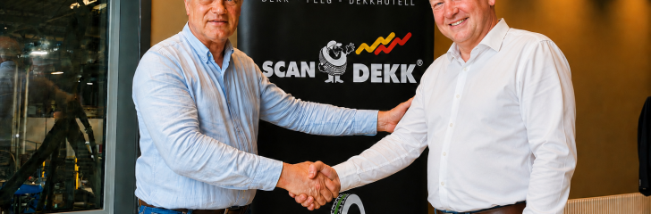 Erik Bodahl-Johansen and Matthias Leppert signing