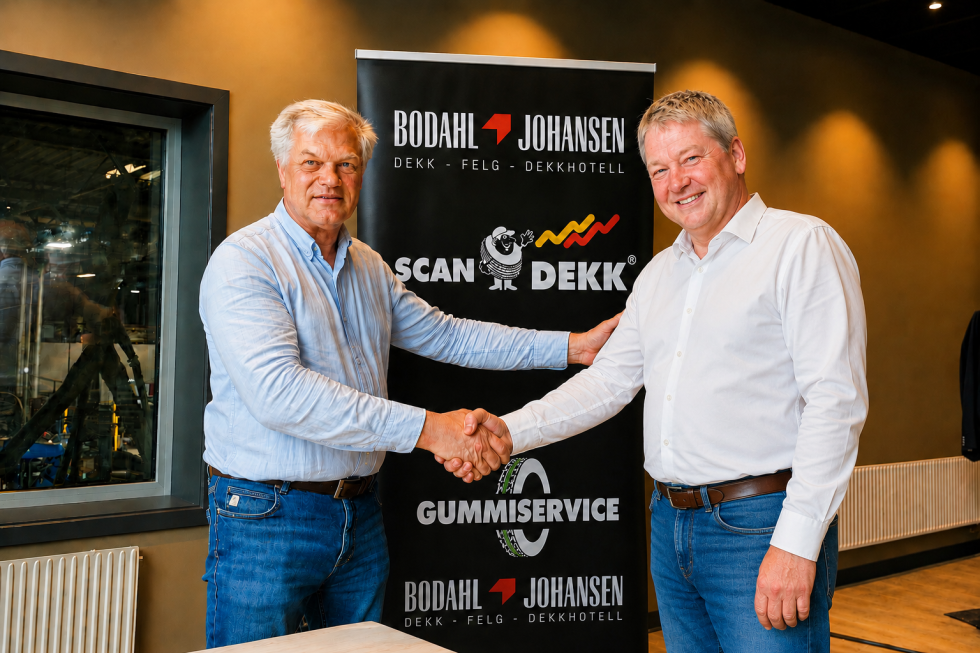 Erik Bodahl-Johansen and Matthias Leppert signing